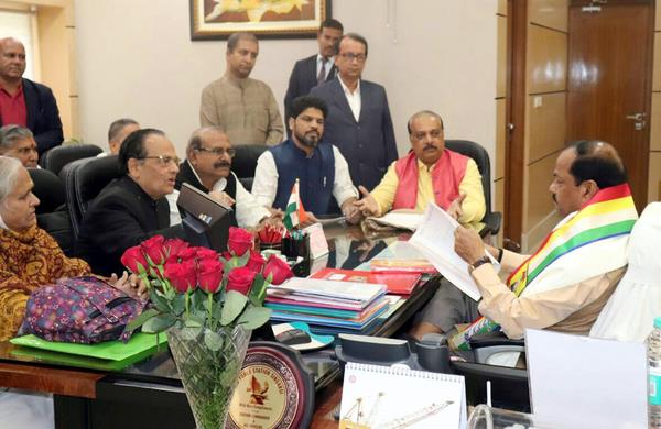 the delegation met jharkhand chief minister raghuvar das