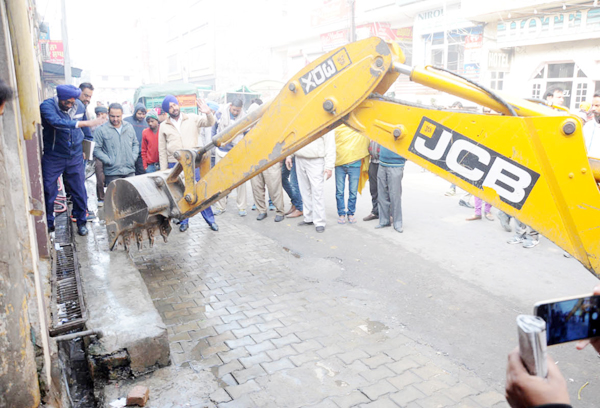 ਨਾਜਾਇਜ਼ ਕਬਜ਼ਿਆਂ ''ਤੇ ਨਿਗਮ ਹੋਇਆ ਸਖ਼ਤ, ਚਲਾਇਆ ਬੁਲਡੋਜ਼ਰ