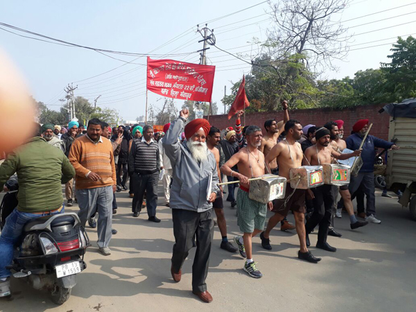 ਸਰਕਾਰ ਦੀਆਂ ਕਿਰਤੀ ਵਿਰੋਧੀ ਨੀਤੀਆਂ ਵਿਰੁੱਧ ਨੰਗੇ ਪਿੰਡੇ ਖੜਕਾਏ ਪੀਪੇ