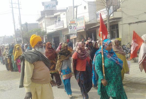 workers   protest in favor of demands