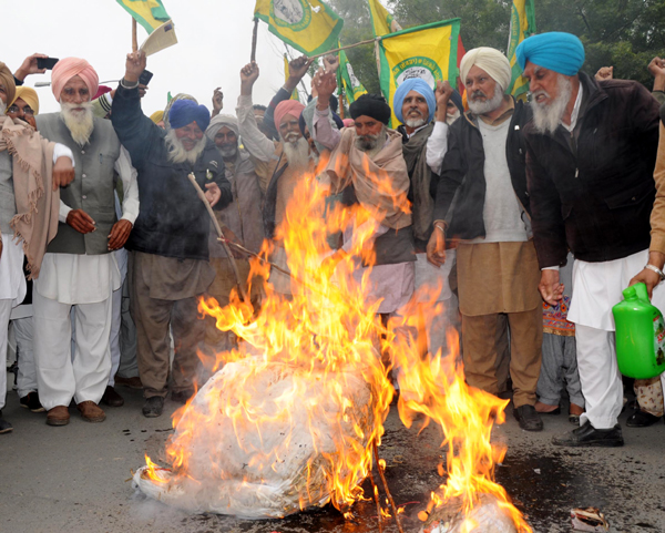 ਸੜਕਾਂ ''ਤੇ ਉਤਰੇ ਕਿਸਾਨ, ਫੂਕਿਆ ਪੰਜਾਬ ਸਰਕਾਰ ਦਾ ਪੁਤਲਾ