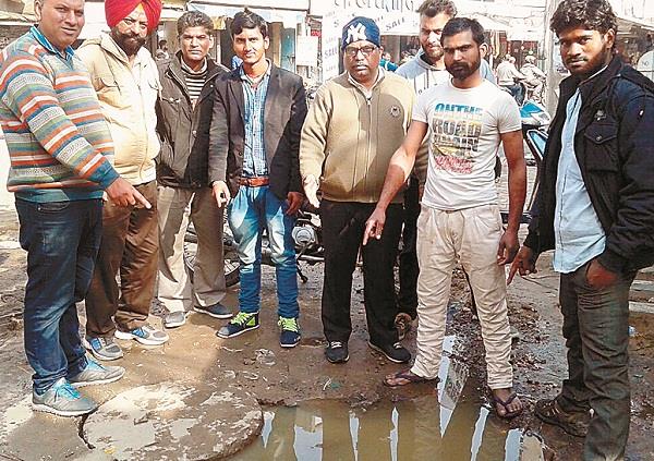 shopkeeper harassment due to sewerage in bhagat singh chowk