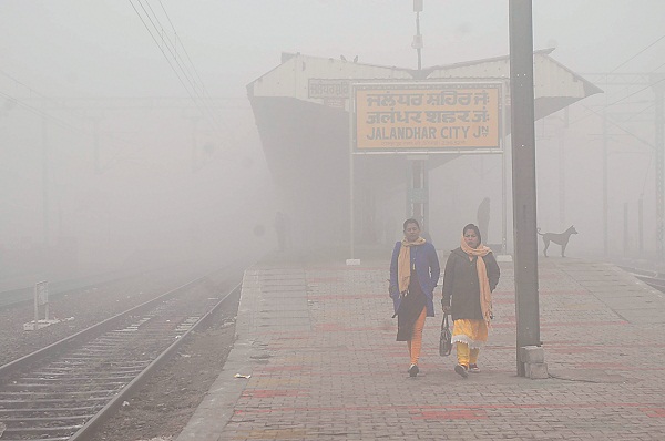 ਧੁੰਦ ਦਾ ਕਹਿਰ ਸਾਰੀਆਂ ਟਰੇਨਾਂ ਲੇਟ, ਉਡੀਕ ''ਚ ਠਰਦੇ ਰਹੇ ਮੁਸਾਫਿਰ