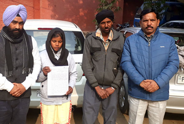ਦਲਿਤ ਸਮਾਜ ਦੀ ਬੱਚੀ ਨੂੰ ਸਕੂਲ ''ਚ ਜ਼ਲੀਲ ਕੀਤੇ ਜਾਣ ਦਾ ਮਾਮਲਾ ਐੱਸ. ਸੀ. ਕਮਿਸ਼ਨ ਕੋਲ ਪੁੱਜਾ