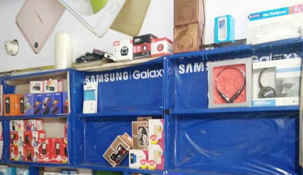 3 lacs mobile accessory stolen