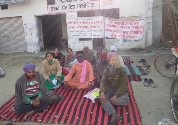 ਨਗਰ ਪੰਚਾਇਤ ਦੇ ਪੁਰਾਣੇ ਮੁਲਾਜ਼ਮਾਂ ਨੇ ਦਿੱਤਾ ਧਰਨਾ