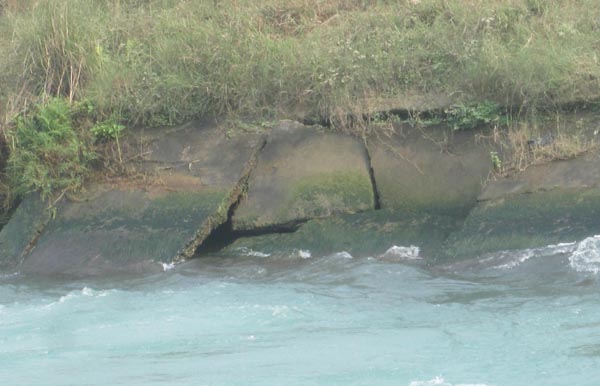 ਭਾਖੜਾ ਦੇ ਟੁੱਟੇ ਕਿਨਾਰਿਆਂ ਦੀ ਮੁਰੰਮਤ ਲਈ ਕਰੋੜਾਂ ਰੁਪਏ ਪਾਣੀ ''ਚ ਵਹਾਏ