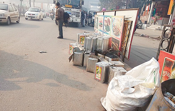 ਪਠਾਨਕੋਟ ਚੌਕ ''ਚੋਂ ਟਰੱਕਾਂ ਵਾਲੇ ਚੁੱਕਦੇ ਨੇ ਬਿਨਾਂ ਬਿੱਲ ਦਾ ਸਾਮਾਨ