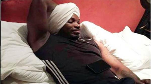 gale on the way to kings xi  appears in the turban and also on the bed