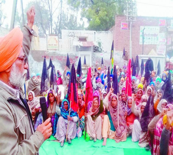 ਮਾਮਲਾ ਨੌਜਵਾਨ ਦੀ ਕਰੰਟ ਲੱਗਣ ਨਾਲ ਹੋਈ ਮੌਤ ਦਾ,ਥਾਣੇ ਅੱਗੇ ਕਿਸਾਨਾਂ ਨੇ ਲਾਇਆ ਧਰਨਾ
