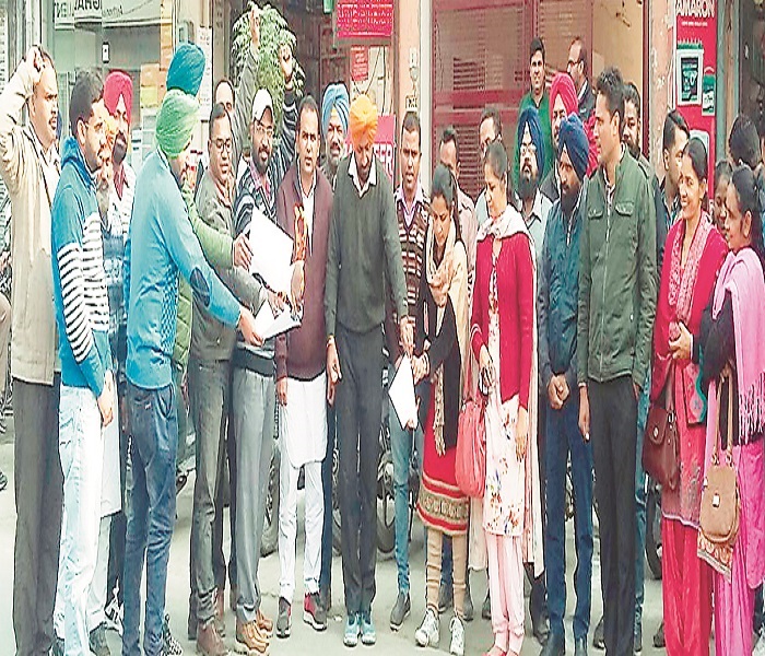 ਬੀ. ਐੱਡ ਅਧਿਆਪਕਾਂ ਨੇ ਸਾੜੀਆਂ ਬ੍ਰਿਜ ਕੋਰਸ ਦੀਆਂ ਕਾਪੀਆਂ, ਕੀਤੀ ਨਾਅਰੇਬਾਜ਼ੀ