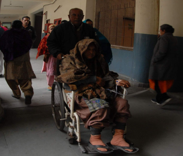 ਸਿਵਲ ਹਸਪਤਾਲ ''ਚ ਐਮਰਜੈਂਸੀ ਵਾਰਡ ਰਿਹਾ ਹਾਊਸਫੁੱਲ