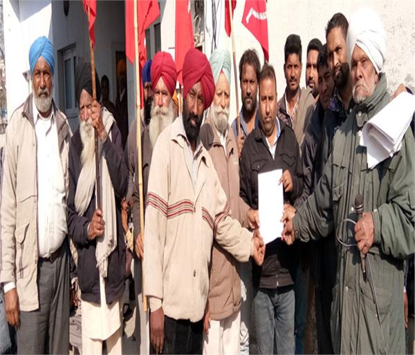 comrades flayed red flags in sub tehsil