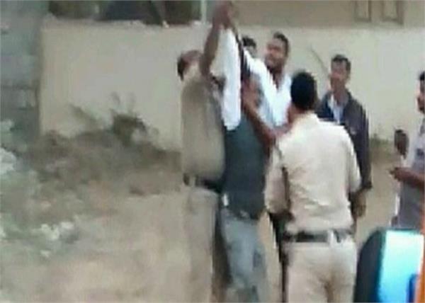 police constable  s bravery saved lives of businessman