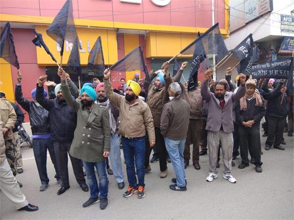 finance minister manpreet badal thermal employees dharna