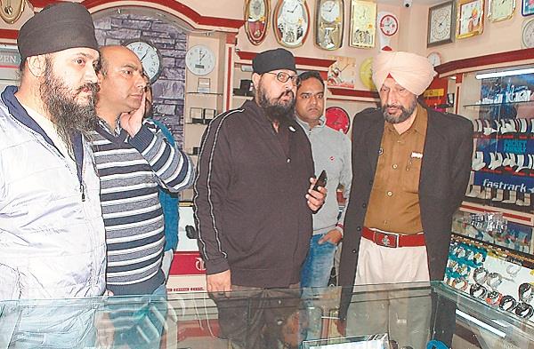 ਘੜੀਆਂ ਦੇ ਸ਼ੋਅਰੂਮ ''ਚੋਂ ਚੋਰੀ ਕਰਨ ਵਾਲੇ ਗਿਰੋਹ ''ਚ ਸ਼ਾਮਲ ਸਨ 9 ਮੈਂਬਰ