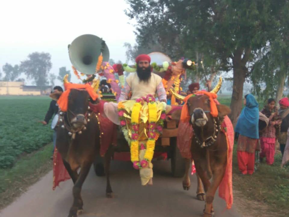 ਮੁੰਡੇ ਦੇ ਵਿਆਹ ''ਚ ਬੈਲਗੱਡੀ ''ਤੇ ਪੁੱਜਾ ਨਾਨਕਾ ਮੇਲ, ਤੱਕਦੇ ਰਹਿ ਗਏ ਲੋਕ (ਤਸਵੀਰਾਂ)