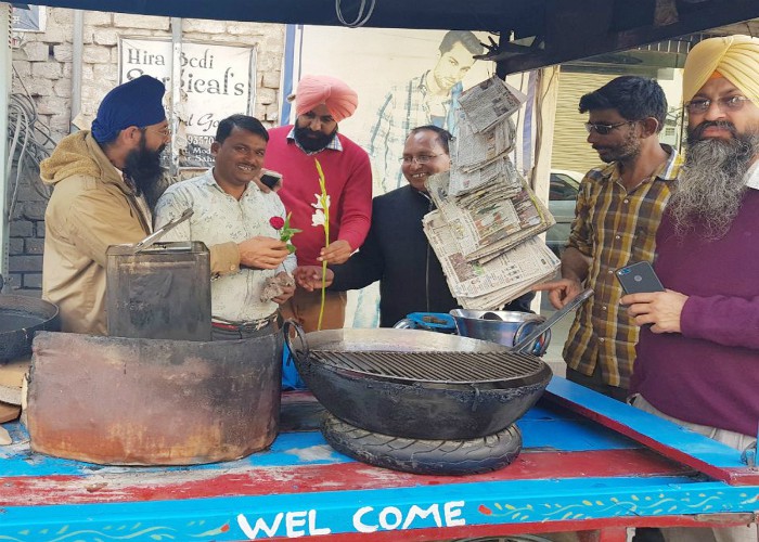 ਕਾਗਜ਼ ਦੇ ਲਿਫਾਫੇ ਵੇਚਣ ਵਾਲੇ ਰੇਹੜੀ ਮਾਲਕ ਨੂੰ ਕੀਤਾ ਸਨਮਾਨਿਤ