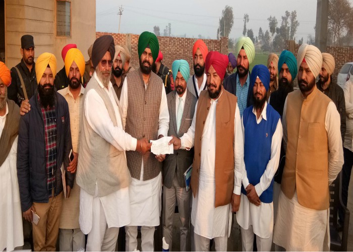 ਵਿਧਾਇਕ ਭੁੱਲਰ ਵੱਲੋਂ ਪਿੰਡ ਕਲਸ ਦੇ ਵਿਕਾਸ ਕਾਰਜਾਂ ਲਈ 8 ਲੱਖ ਦਾ ਚੈੱਕ ਭੇਟ