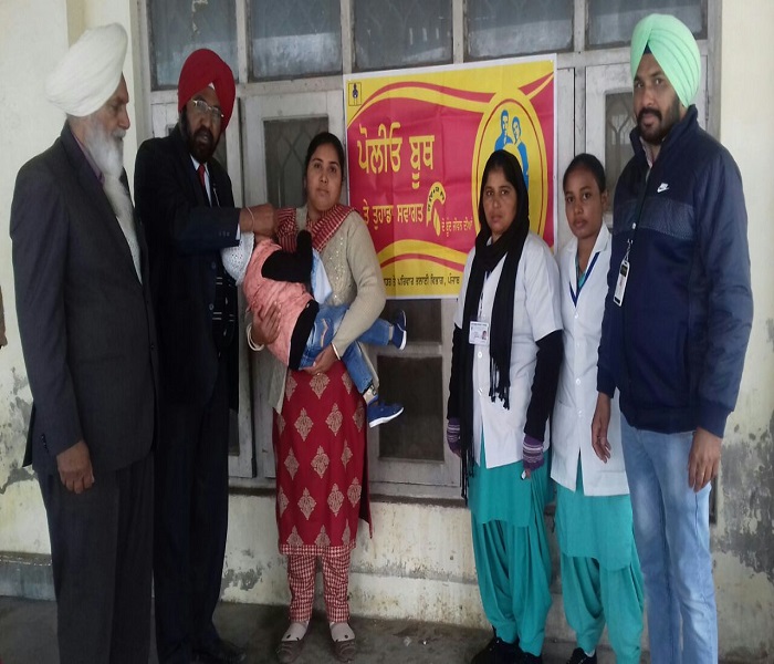 ਲਾਇਨਜ਼ ਕਲੱਬ ਮੁਕਤਸਰ ਦੇ ਮੈਂਬਰ ਨੇ ਬੱਚਿਆਂ ਨੂੰ ਪਿਲਾਈਆਂ ਪੋਲੀਓ ਬੂੰਦਾਂ