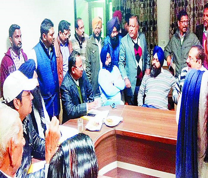 ਸਵੱਛ ਸਰਵੇਖਣ ਤੇ ਮਸਲਿਆਂ ਨੂੰ ਲੈ ਕੇ ਕੀਤੀ ਮੀਟਿੰਗ ''ਚ ਹੋਇਆ ਹੰਗਾਮਾ