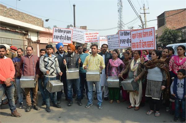 contracted workers protest against punjab government