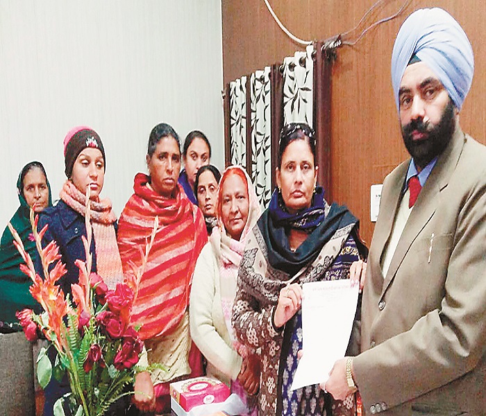 ਆਂਗਣਵਾੜੀ ਯੂਨੀਅਨ ਨੇ ਜ਼ਿਲਾ ਸਿੱਖਿਆ ਅਫ਼ਸਰ ਨੂੰ ਦਿੱਤਾ ਮੰਗ-ਪੱਤਰ