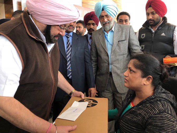 ਕੈਪਟਨ ਨੇ ਬੇਸਹਾਰਾ ਕੁੜੀ ਨੂੰ ਦਿੱਤੇ 15 ਹਜ਼ਾਰ ਤੇ ਲੈਪਟਾਪ