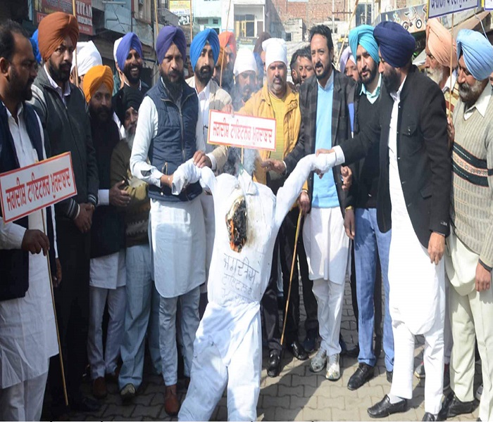 ਜ਼ਿਲਾ ਯੂਥ ਅਕਾਲੀ ਦਲ ਨੇ ਫੂਕਿਆ ਜਗਦੀਸ਼ ਟਾਈਟਲਰ ਦਾ ਪੁਤਲਾ