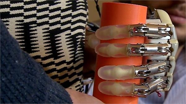 the woman feels the touch with artificial hands