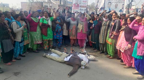 anganwari workers and helper union blazed the center and state government
