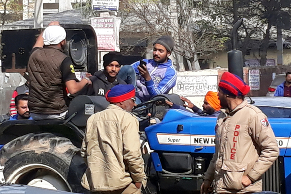 ਟਰੈਕਟਰ ''ਤੇ ਉੱਚੀ ਡੈੱਕ ਲਾ ਕੇ ਜਾ ਰਹੇ ਸੀ ਨੌਜਵਾਨ