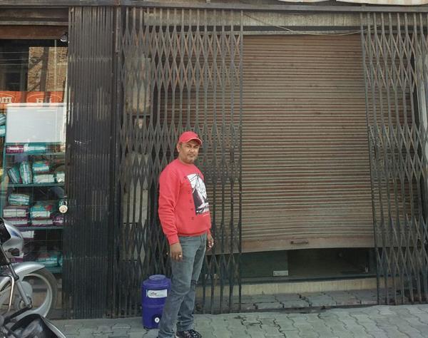 the thieves broke the bar of the drugstore