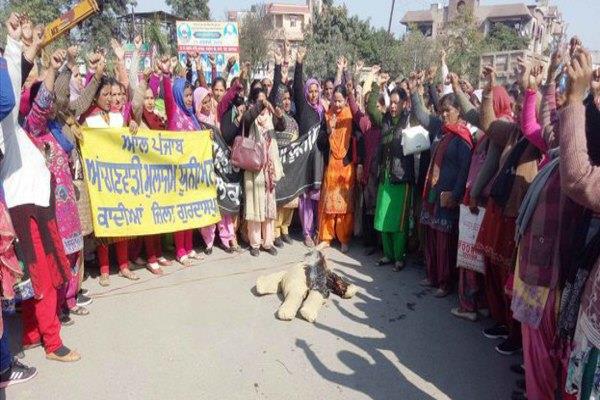 anganwadi workers union protests