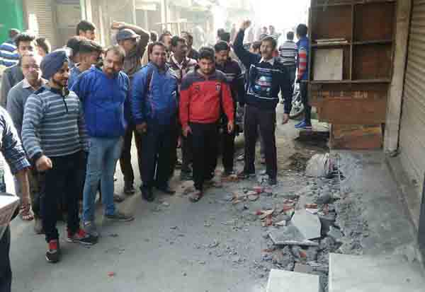 ਦੁਕਾਨਾਂ ਦੇ ਥੜ੍ਹੇ ਤੋੜਨ ''ਤੇ ਬਣਿਆ ਤਣਾਅ ਦਾ ਮਾਹੌਲ