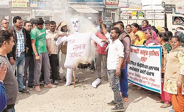 cleaning workers performed the effigy