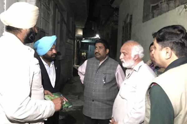 ਘਰ ''ਚੋਂ 1 ਲੱਖ ਰੁਪਏ ਤੇ 2 ਲੱਖ ਦੇ ਗਹਿਣੇ ਚੋਰੀ