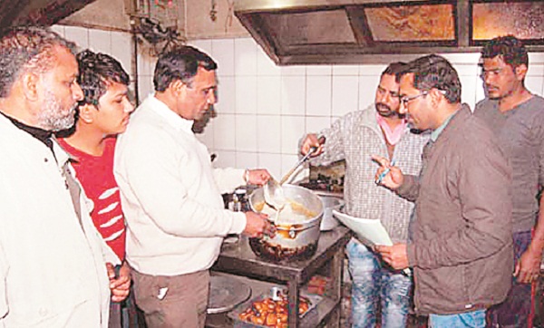 ਜ਼ਿਲਾ ਸਿਹਤ ਅਫਸਰ ਵੱਲੋਂ ਫੂਡ ਸੇਫਟੀ ਐਕਟ ਤਹਿਤ ਚੈਕਿੰਗ