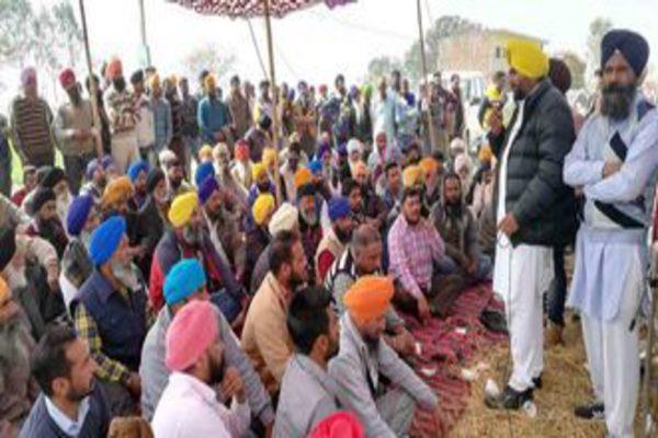 farmers shout slogans against mill administration