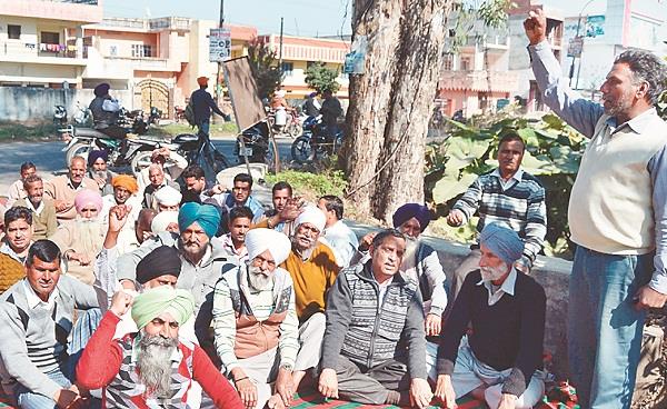 protests by kisan sabha and anti corruption sangharsh committee