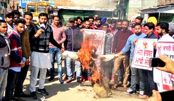 youth congressmen put the effigy of mohammed bhagwat on fire