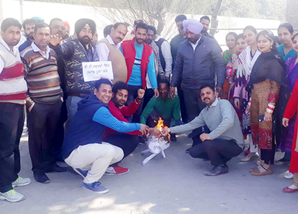 ਡੀ. ਸੀ. ਦਫ਼ਤਰ ਦੇ ਕਾਮਿਆਂ ਫੂਕੀ ਪੰਜਾਬ ਸਰਕਾਰ ਦੀ ਅਰਥੀ