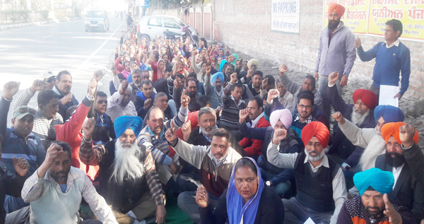 ਪੰਜਾਬ ਸੁਬਾਰਡੀਨੇਟ ਸਰਵਿਸਿਜ਼ ਫੈੱਡਰੇਸ਼ਨ ਵੱਲੋਂ ਸਰਕਾਰ ਖਿਲਾਫ਼ ਨਾਅਰੇਬਾਜ਼ੀ