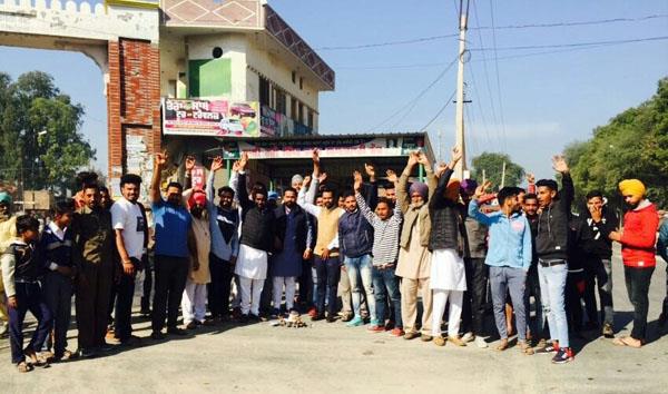 youth congressans read out budget copies