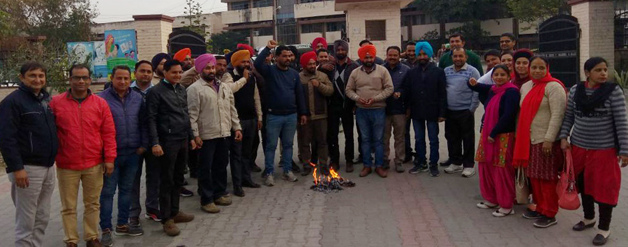 ਬ੍ਰਿਜ ਕੋਰਸ ਸਬੰਧੀ ਜਾਰੀ ਪੱਤਰ ਦੀਆਂ ਕਾਪੀਆਂ ਫੂਕੀਆਂ