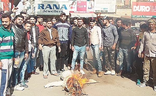 ਜੰਮੂ-ਕਸ਼ਮੀਰ ਦੀ ਮੁੱਖ ਮੰਤਰੀ ਦਾ ਪੁਤਲਾ ਫੂਕਿਆ