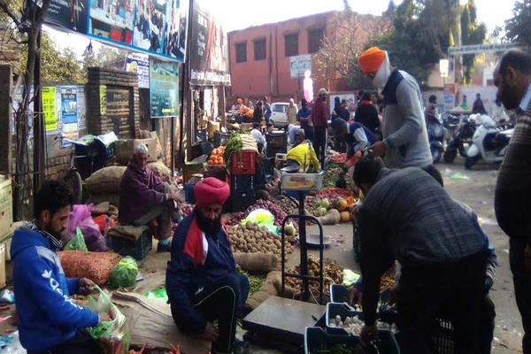 shopkeepers harassed due to vegetable market on college road
