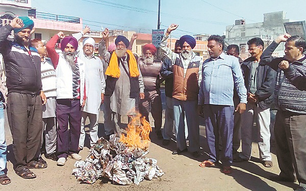 ਕਿਸਾਨ ਜਥੇਬੰਦੀਆਂ ਨੇ ਫੂਕੀਆਂ ਕੇਂਦਰੀ ਬਜਟ ਦੀਆਂ ਕਾਪੀਆਂ