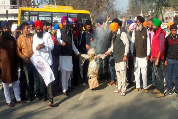 farmers screwed up the effigies of the center and the state government