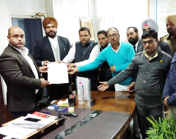 ਮਾਮਲਾ ਰਿਫਾਇਨਰੀ ਗੁੰਡਾ ਟੈਕਸ ਦਾ : ਹੁਣ ਮੋਟਰਸਾਈਕਲ ਸਕੁਐਡ ਵਸੂਲ ਰਿਹੈ ਟੈਕਸ